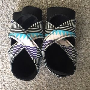 🌻Nike Aztec studio wraps: size 8🌻